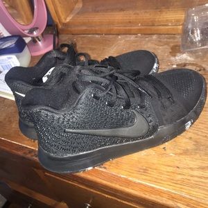 Black n white basketball shoes